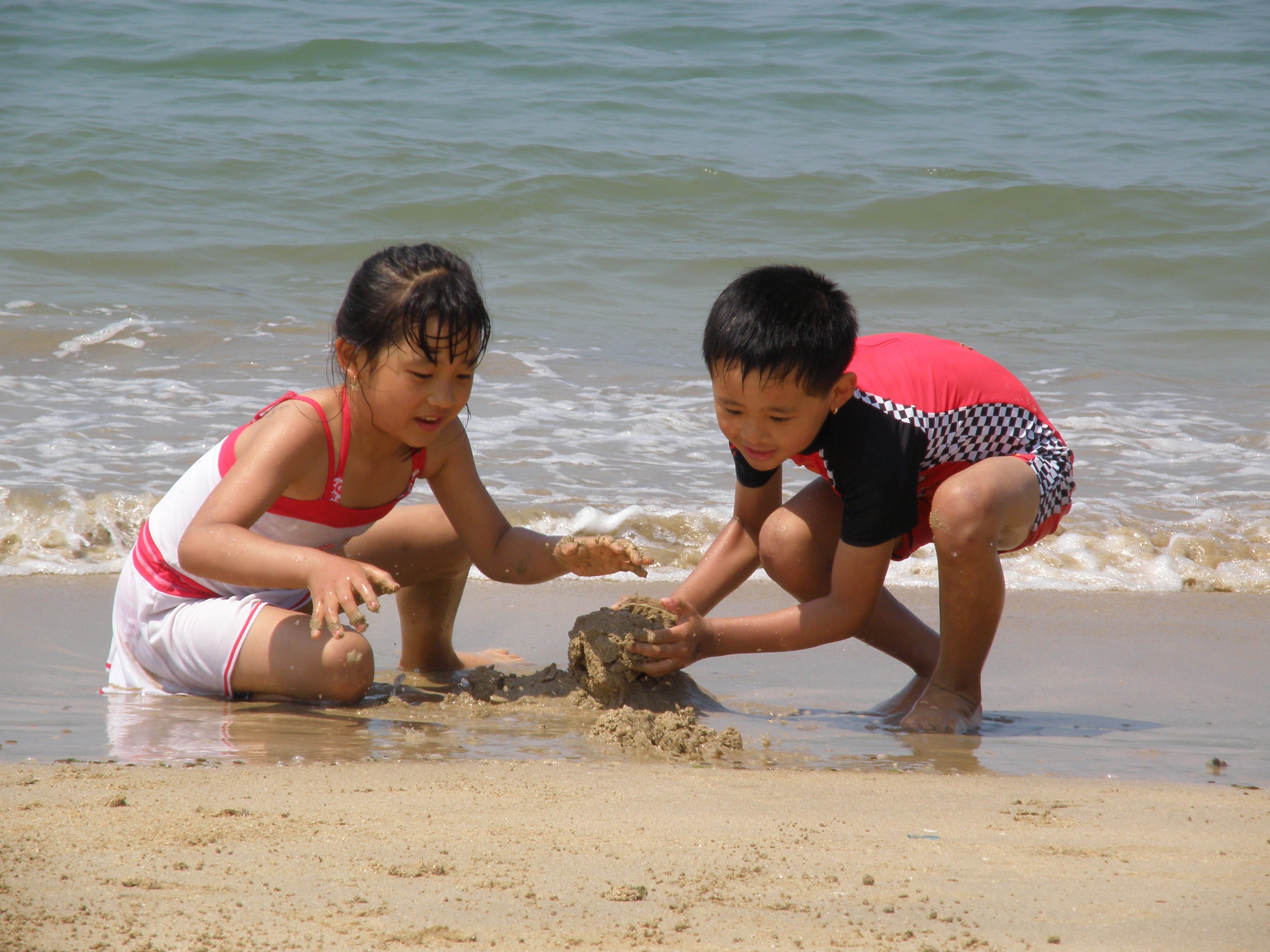 모래 놀이두... 혼자 보단...둘이서...*^^*